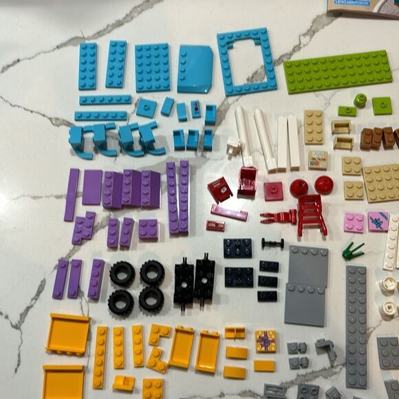 Lego Friends | 41310 Heartlake Gift Delivery Complete Set Legos - Picture 4 of 8